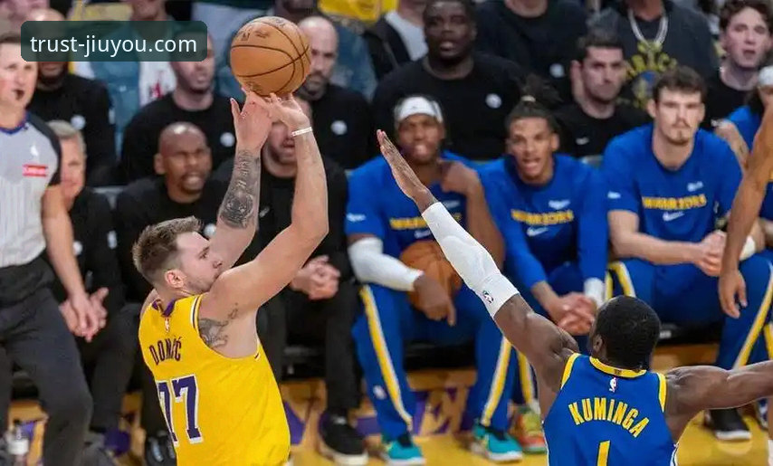 团队篮球的胜利与个人英雄主义：一场比赛背后的战术博弈